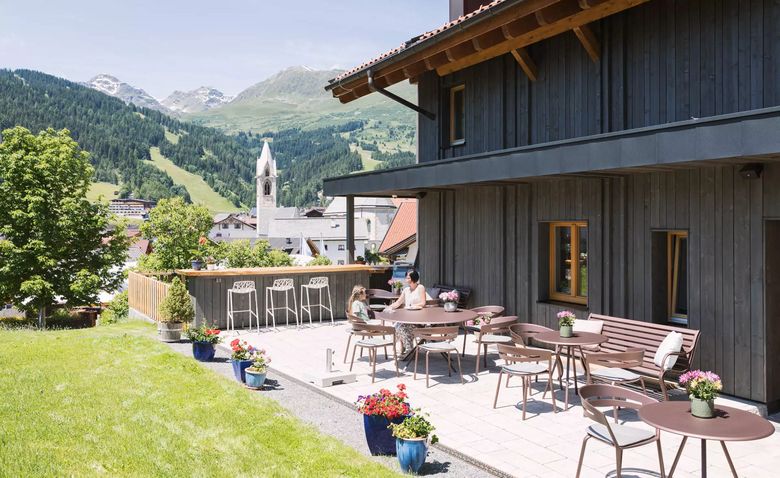 Eine Mutter und Ihr Kind auf der sonnigen Terasse