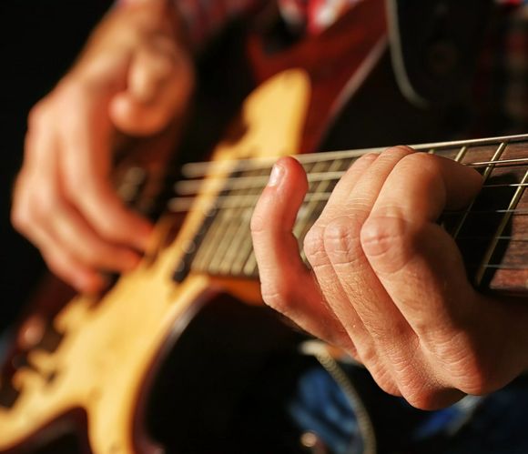 Gitarrenspielende Hände