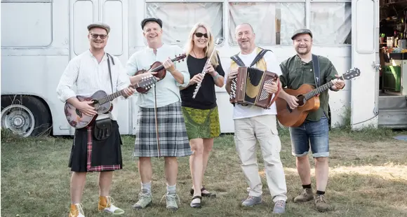Na MAHONES ó Inis Beag